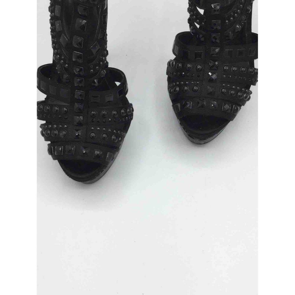 Le Silla Glitter Heels in Black

Le Silla jewel sandal. The number is missing but the insole measures 22 cm which corresponds to a 35/36. The heel measures 12 cm. Two studs are missing in the first row and some are marked. Marked heel and