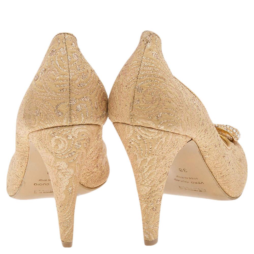 Le Silla Gold Brocade Fabric Embellished Bow Peep Toe Pumps Size 38 For Sale 2