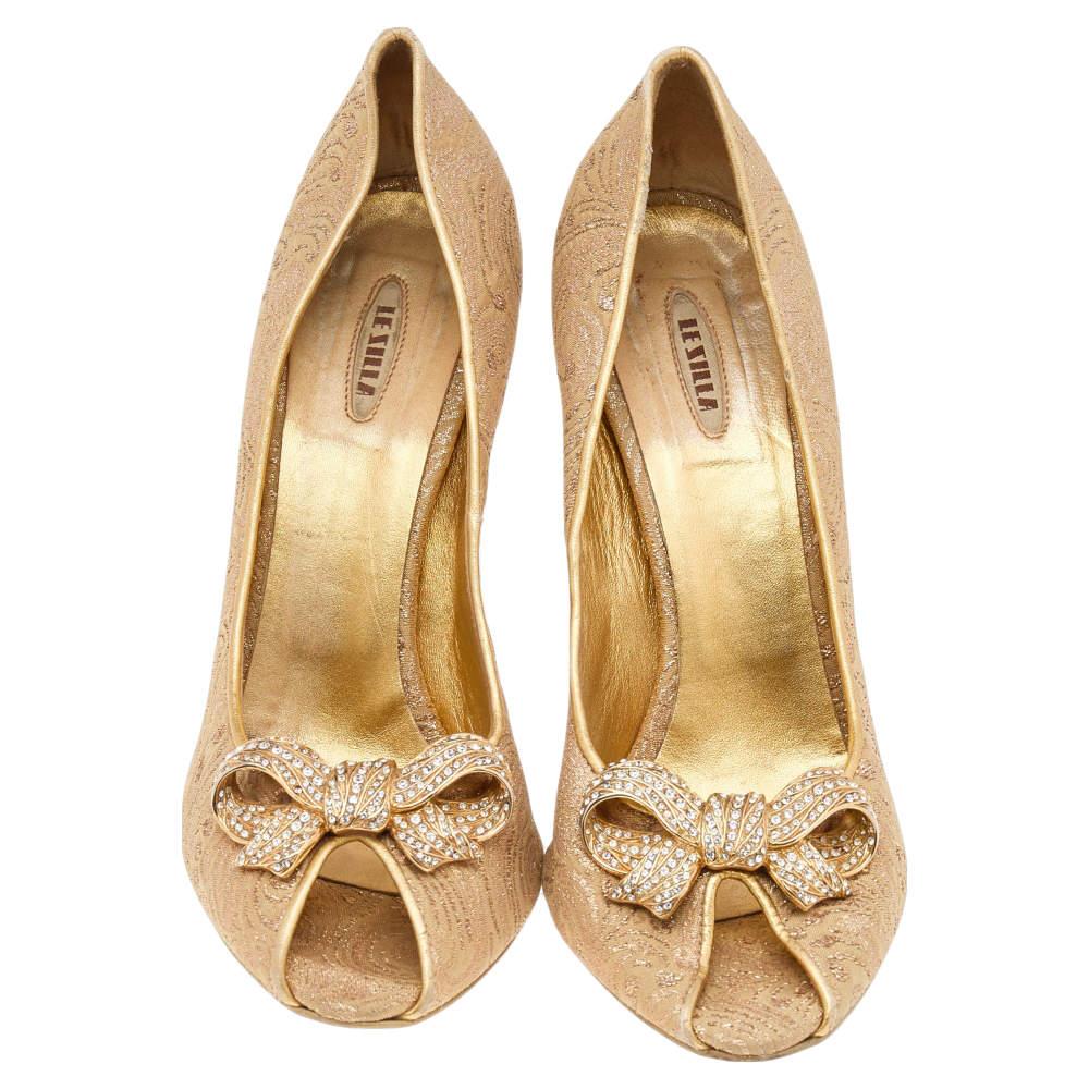 Le Silla Gold Brocade Fabric Embellished Bow Peep Toe Pumps Size 38 For Sale 3