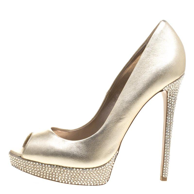 How can one not fall in love with these pumps by Le Silla! They've been beautifully crafted from leather in a gorgeous metallic gold hue and lined with pretty crystals on the platforms and heels. The pumps carry a peep toe with leather insoles and