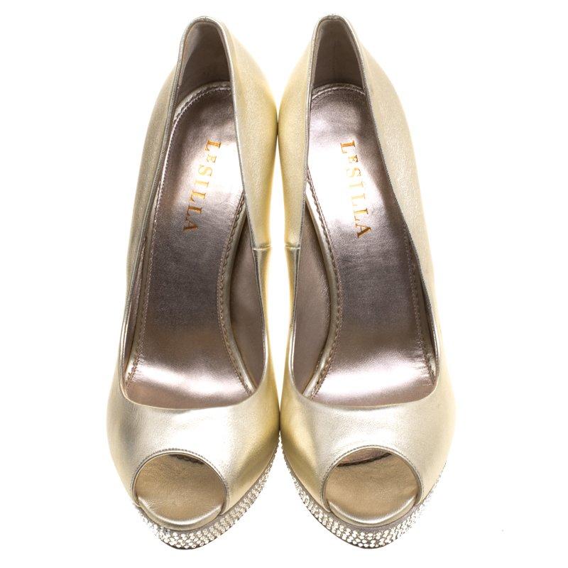 Le Silla Gold Metallic Leather Embellished Platform Peep Toe Pumps Size 41 In New Condition In Dubai, Al Qouz 2