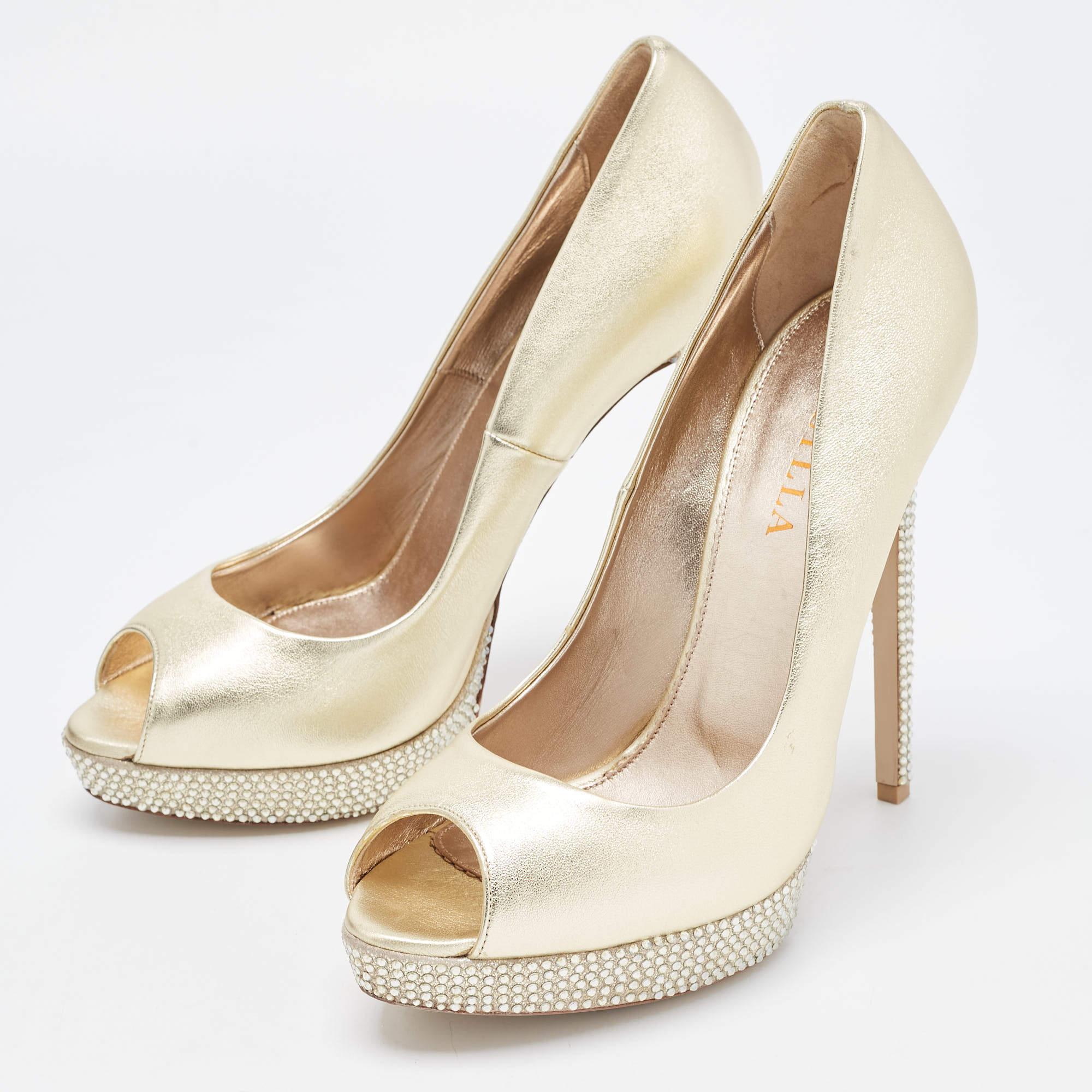 The golden leather exterior makes this pair of Le Silla pumps an ideal party accessory. Designed into a peep toe silhouette the creation has been highlighted with embellished heels and platforms and it features a leather sole.