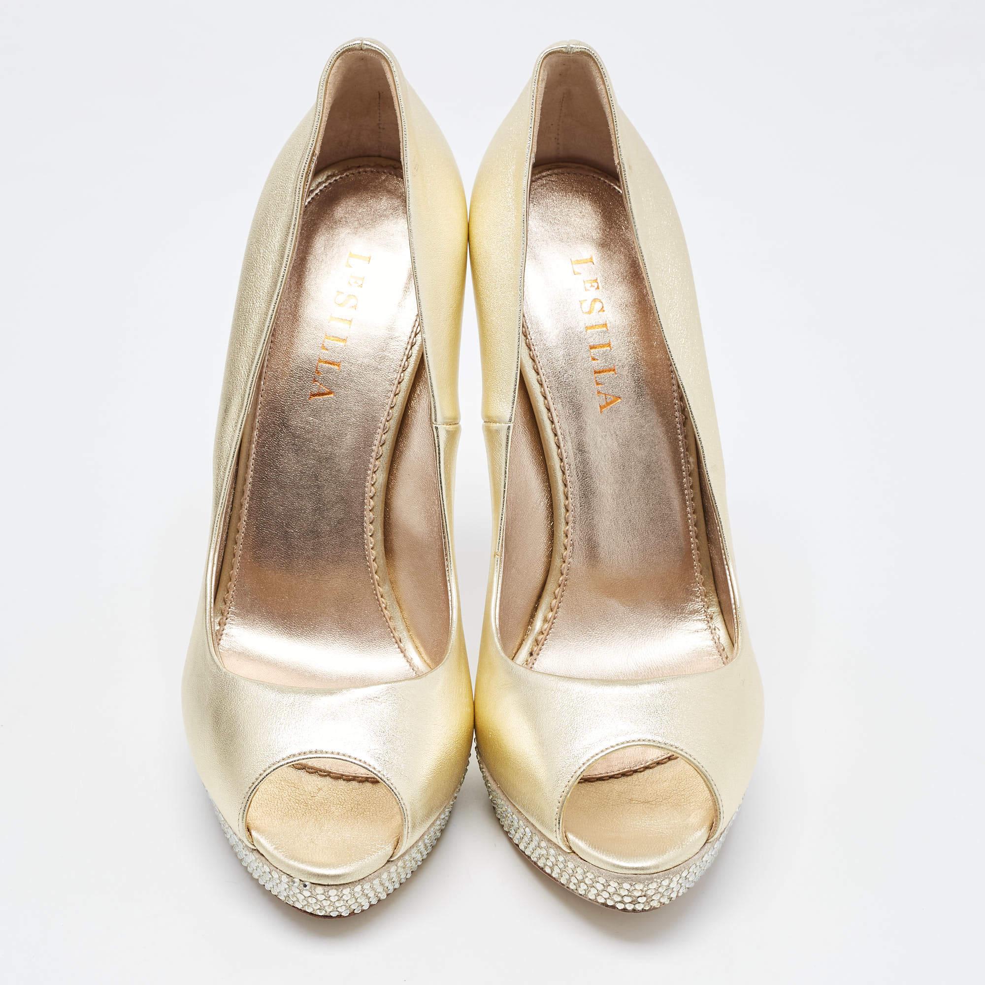 Le Silla Golden Leather Crystal Embellished Platform Peep Toe Pumps Size 41 In Excellent Condition For Sale In Dubai, Al Qouz 2