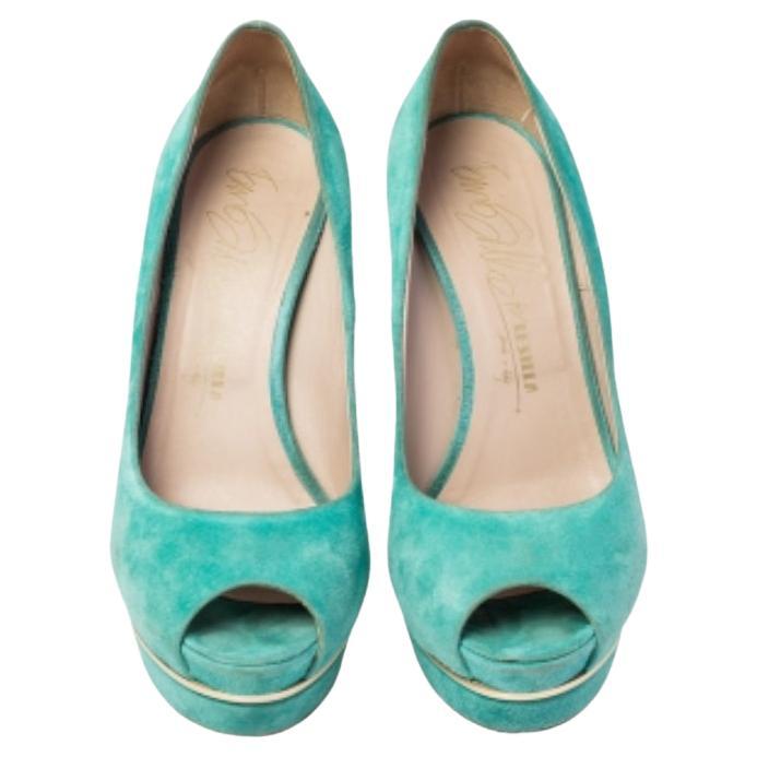 This creation by Le Silla never goes out of style! Beautifully crafted from suede in green, it has metal inserts on the platforms. The pumps carry a peep toe style with leather insoles and stiletto heels. They will perfectly complement all your