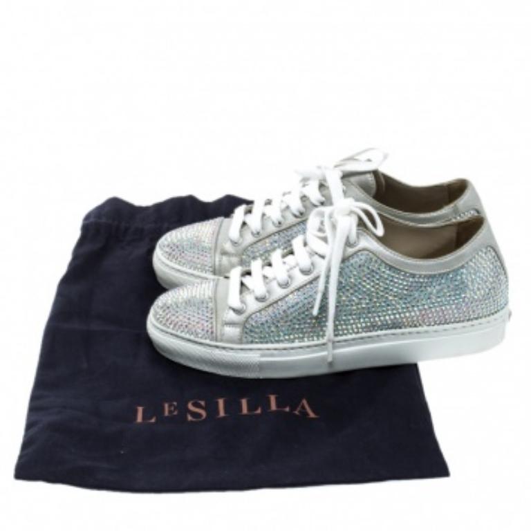 Rehaussez vos looks de fête ou démarquez-vous avec vos tenues décontractées en portant cette superbe paire de baskets à lacets Le Silla. Conçues en daim gris et ornées de cristaux sur toute leur surface, ces chaussures présentent des bordures en