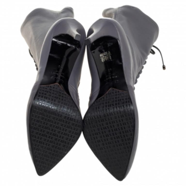 This winter season, don't miss out on classy styles like these boots. These Le Silla mid-calf boots add a touch of style to your attire with their design and fabulous exterior. The exterior flaunts grey leather with a decorative lace-up closure.