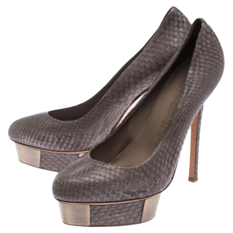 Valorizza qualsiasi look aggiungendo all'insieme queste décolleté Le Silla. Realizzate in pelle di pitone, le décolleté hanno un plateau e un tacco di 14 cm. Stile e raffinatezza si uniscono quando scegli questo paio di décolleté grigie.