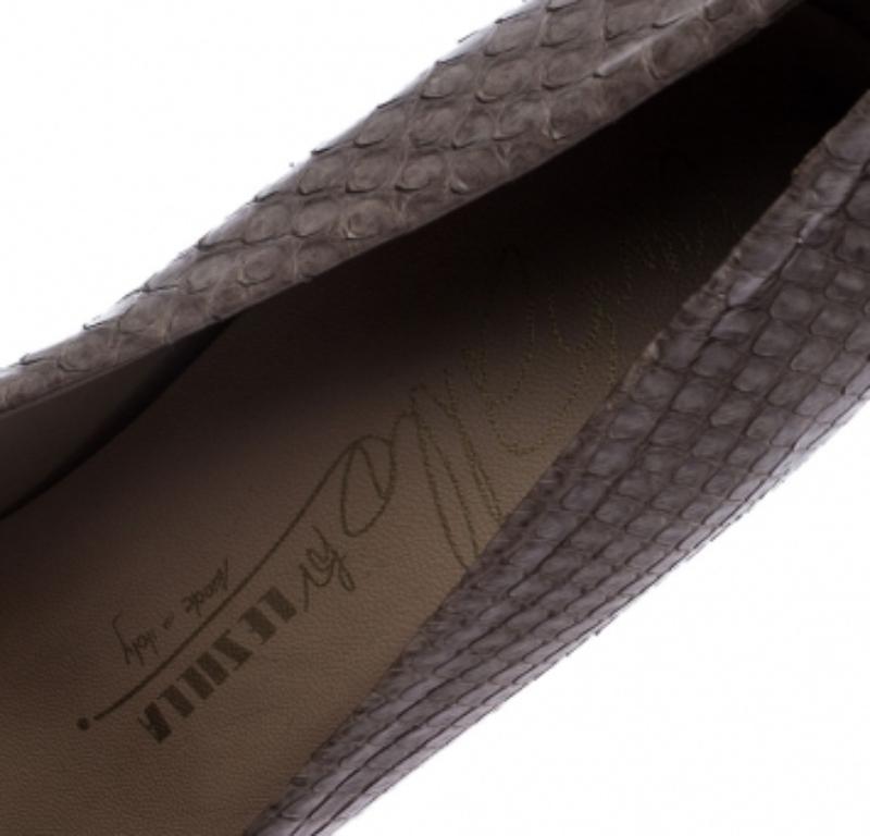 Le Silla, Pumps con plateau in metallo e pitone grigio, taglia 39 in vendita 1