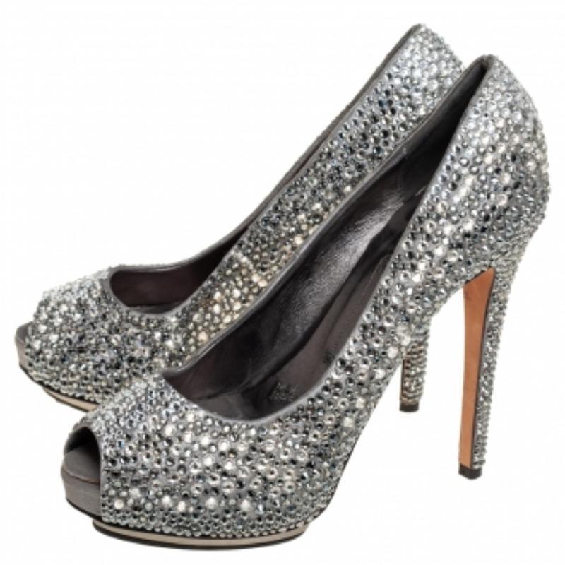 Le Silla's opulent aesthetic and stellar craftsmanship in shoemaking is evident in these stunning pumps. Crafted from satin in a grey shade, these pumps feature peep toes, slender heels, and crystal-covered exteriors.