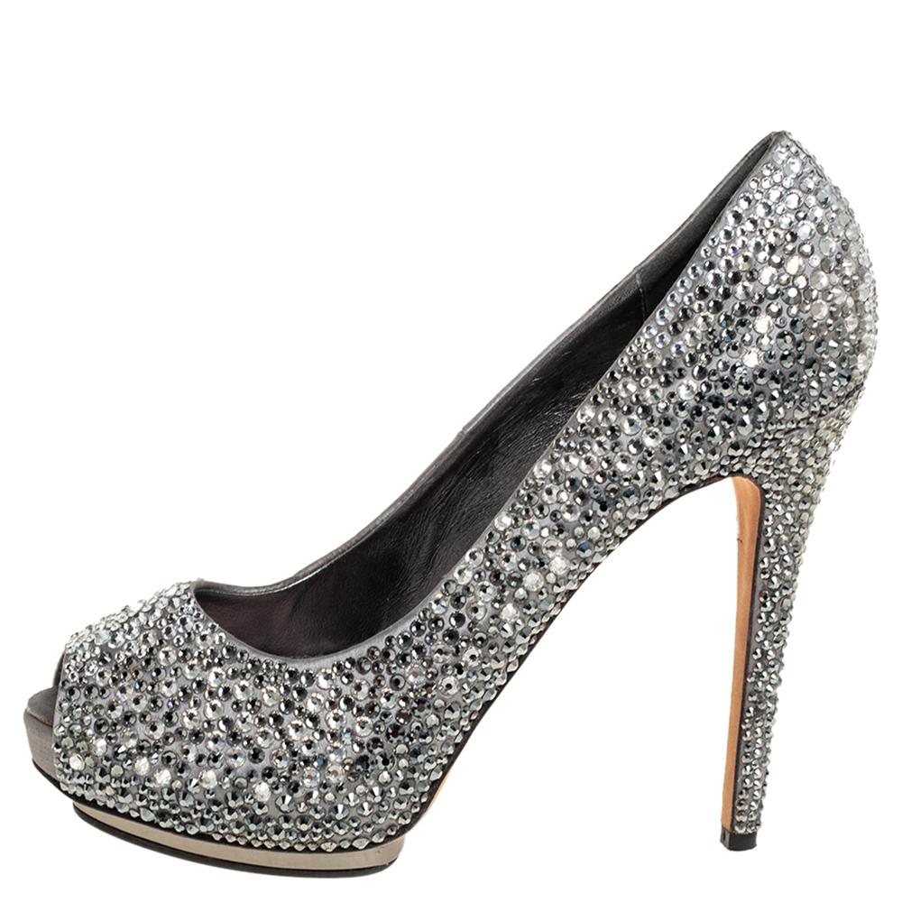 Le Silla's opulent aesthetic and stellar craftsmanship in shoemaking is evident in these stunning pumps. Crafted from satin in a grey shade, these pumps feature peep toes, slender heels, and crystal-covered exteriors.

Includes: Packaging