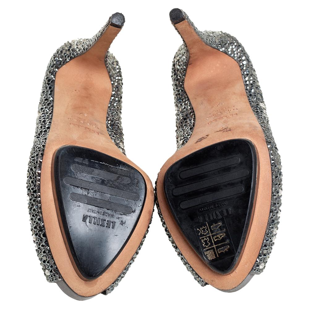 Le Silla Grey Satin Crystal Embellished Peep Toe Platform Pumps Size 37 In Good Condition For Sale In Dubai, Al Qouz 2