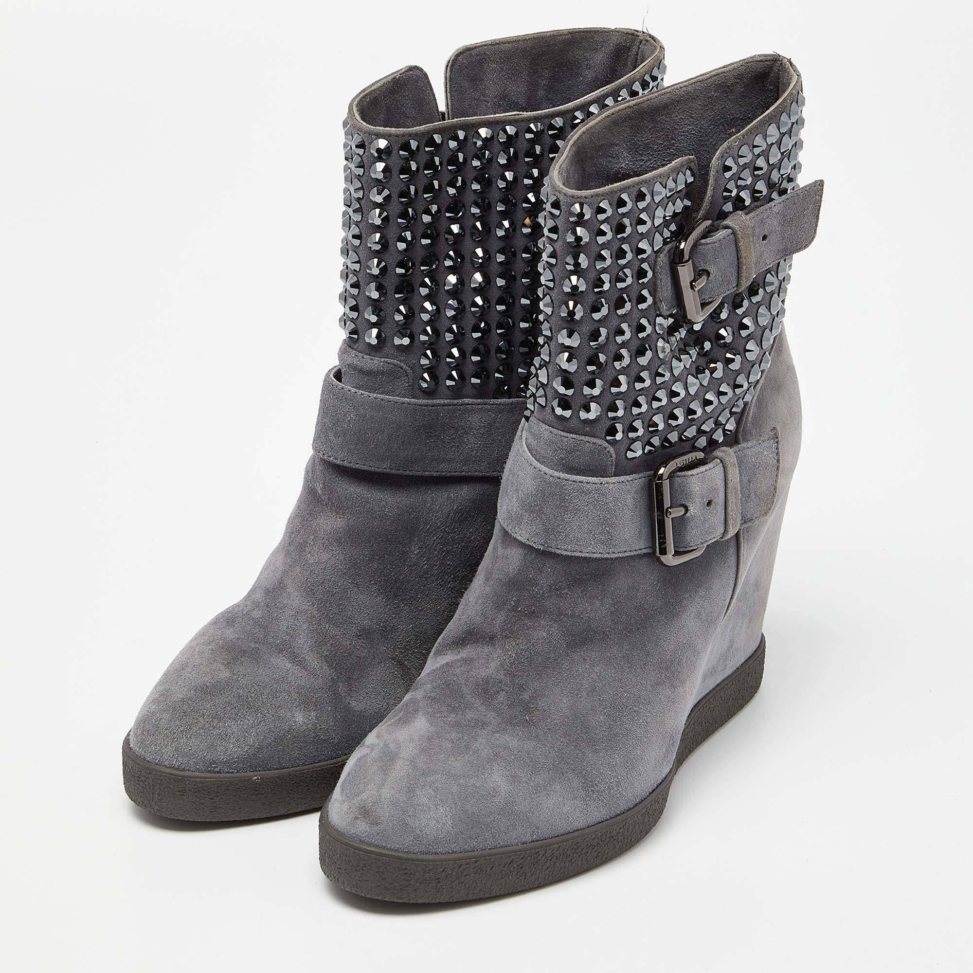 Enjoy the most fashionable days with these stylish Le Silla ankle boots. Modern in design and craftsmanship, they are fashioned to keep you comfortable and chic!