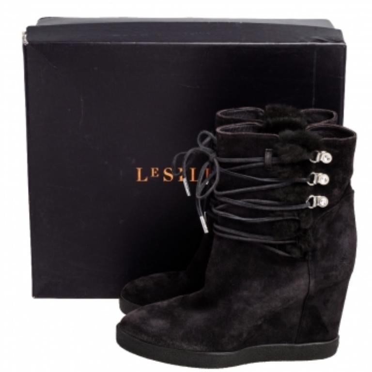 Célébrant la fusion de l'artisanat et de la mode de luxe, ces bottines Le Silla valent vraiment la peine d'être achetées. Elles sont lacées et si bien fabriquées avec du daim doux. Les bottes sont agrémentées de panneaux en fourrure, de semelles