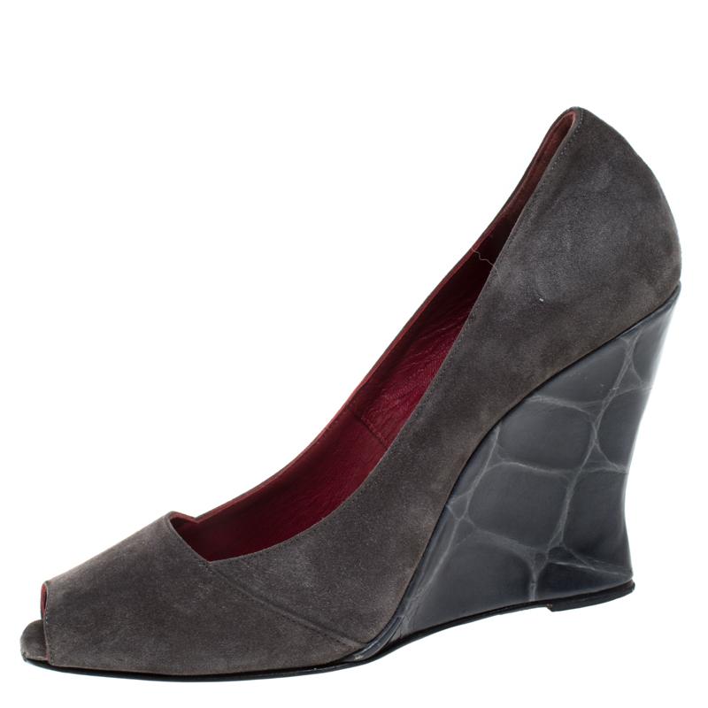 These lovely sandals from Le Silla are sure to attract admiring glances every time you wear them! These grey sandals have been crafted from suede and styled with peep toes. They come equipped with comfortable leather-lined insoles and 9.5 cm wedge