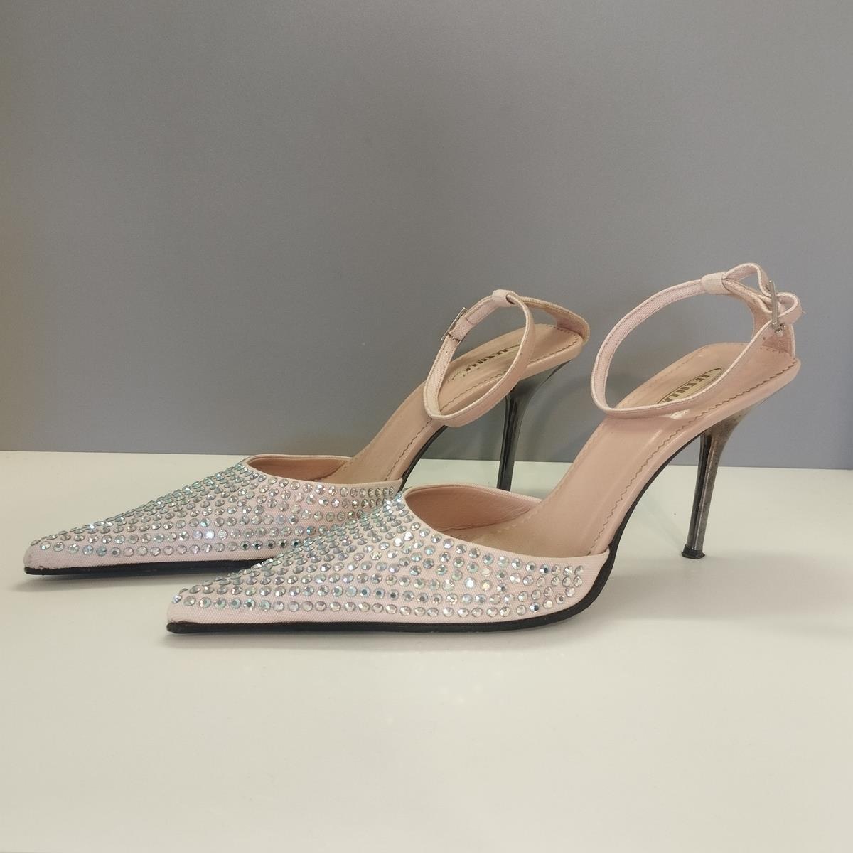Chaussures à cristaux René Caovilla fantastiques
Chaussure Jewell
Toile rose
Cristaux appliqués
Hauteur du talon cm 9 (3,54  pouces)
Signes légers sur le talon
Livraison rapide dans le monde entier incluse dans le prix