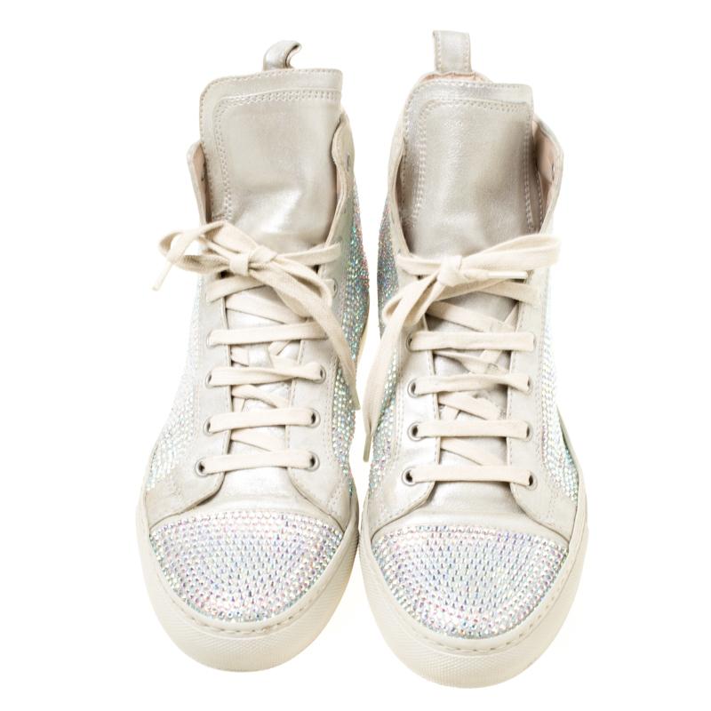 These sneakers from Le Silla are effortlessly suave and amazingly stylish. Brimming with fabulous details, these light grey sneakers are crafted from suede into a high-top silhouette and feature a lace-up detailing at the front and gold-tone logo