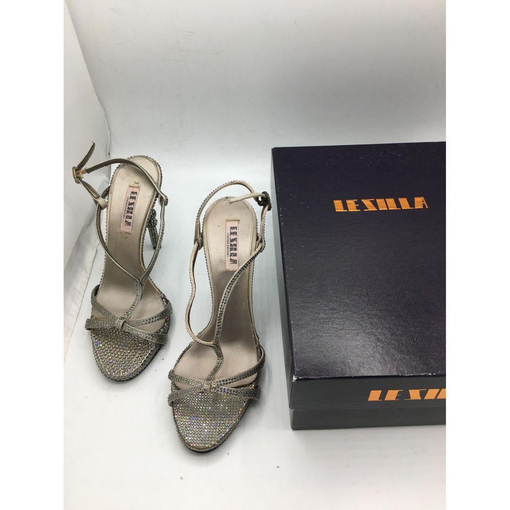 Le Silla Limited Edition Leather Heels Sandals in Silver

Le Silla Limited Edition. Covered with silver rhinestones. Jewel shoe. 
Number 37 it. The inner sole measures 24.5 cm, the heel 11 cm. 
As you can see from the photos they are damaged in a