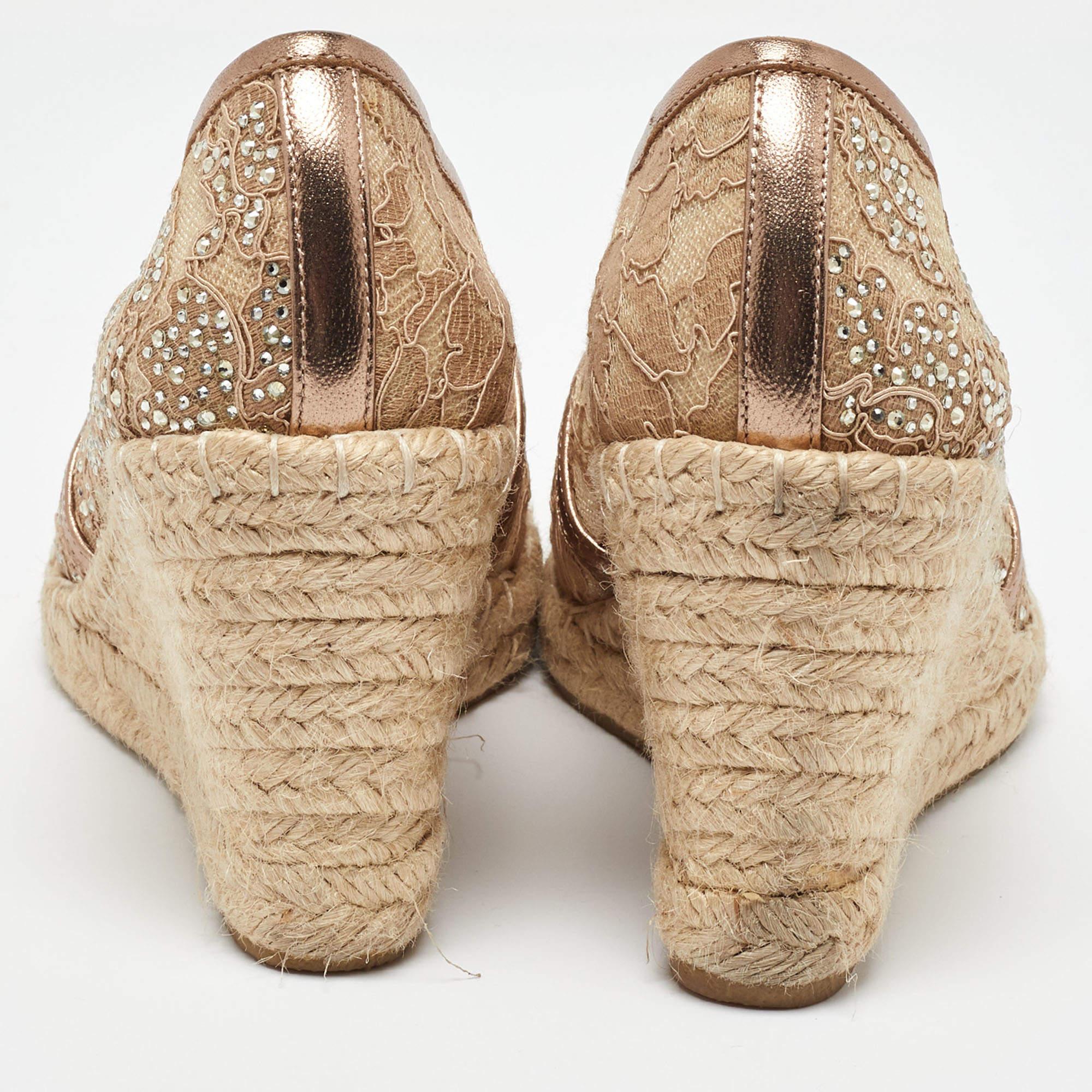 Le Silla Metallic Beige/Gold Lace and Leather Espadrille Wedge Pumps Taglia 37 in vendita 1