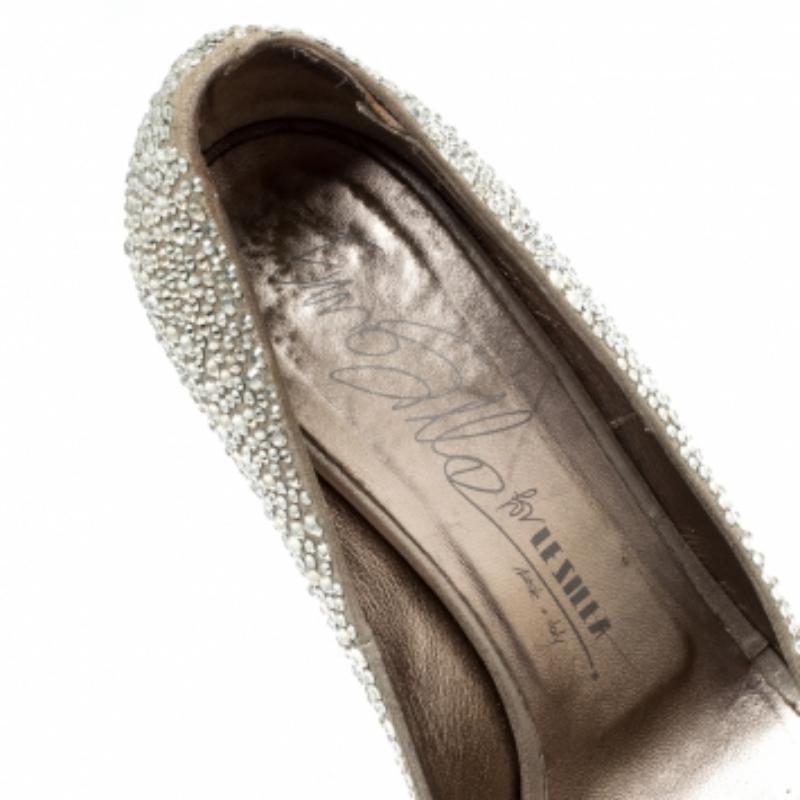 Le Silla Metallic Crystal Embellished Leather Peep Toe Platform Pumps Size 39 (escarpins à plateforme en cuir avec ornements en cristal) État moyen - En vente à Dubai, Al Qouz 2