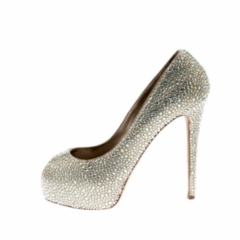 Le Silla Metallic Crystal Embellished Leather Peep Toe Platform Pumps Size 39 (escarpins à plateforme en cuir avec ornements en cristal) Pour femmes en vente