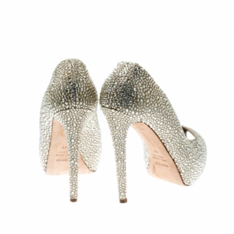 Le Silla Metallic Crystal Embellished Leather Peep Toe Platform Pumps Size 39 (escarpins à plateforme en cuir avec ornements en cristal) en vente 1