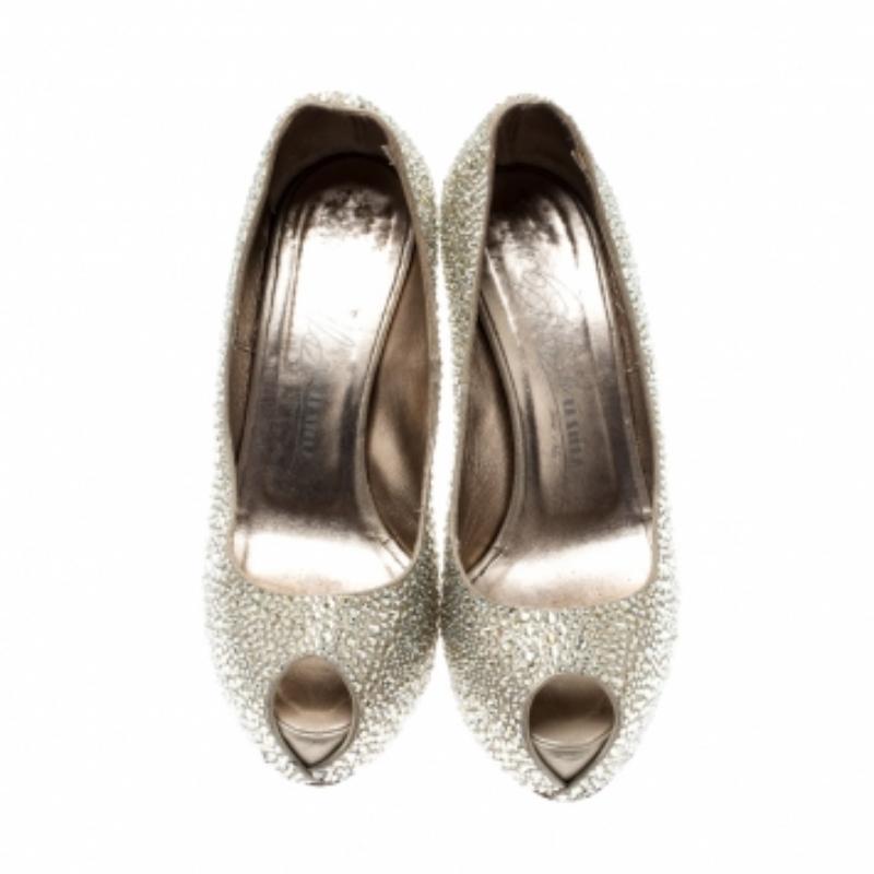 Le Silla Metallic Crystal Embellished Leather Peep Toe Platform Pumps Size 39 (escarpins à plateforme en cuir avec ornements en cristal) en vente 2
