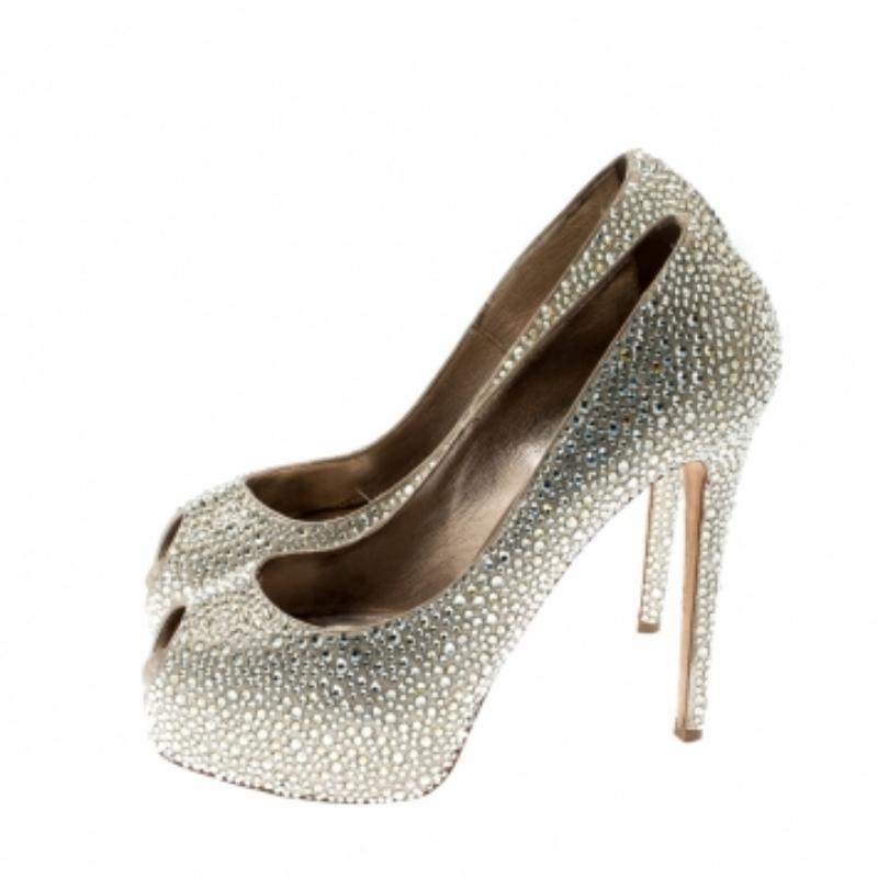 Le Silla Metallic Crystal Embellished Leather Peep Toe Platform Pumps Size 39 (escarpins à plateforme en cuir avec ornements en cristal) en vente 3