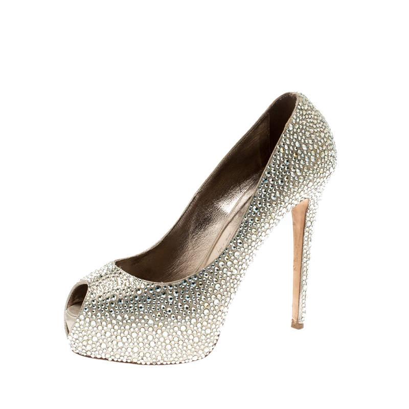 You're sure to be head over heels in love with this pair of pumps from Le Silla. Crafted from leather and styled with peep toes, platforms and 13.5 cm heels, the pumps are decorated with crystals all over. They are complete with leather insoles that