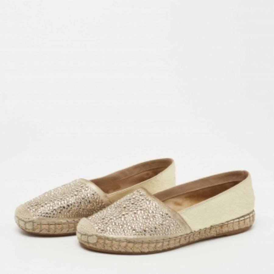 Diese Designer-Espadrilles verströmen coole Sommervibes und bieten Ihren Füßen höchsten Komfort. Sie bringen eine gut gebaute Silhouette und die charakteristische Ästhetik des Hauses mit. Man kann sie zu allem tragen: zu Jeans, Kleidern, Shorts.