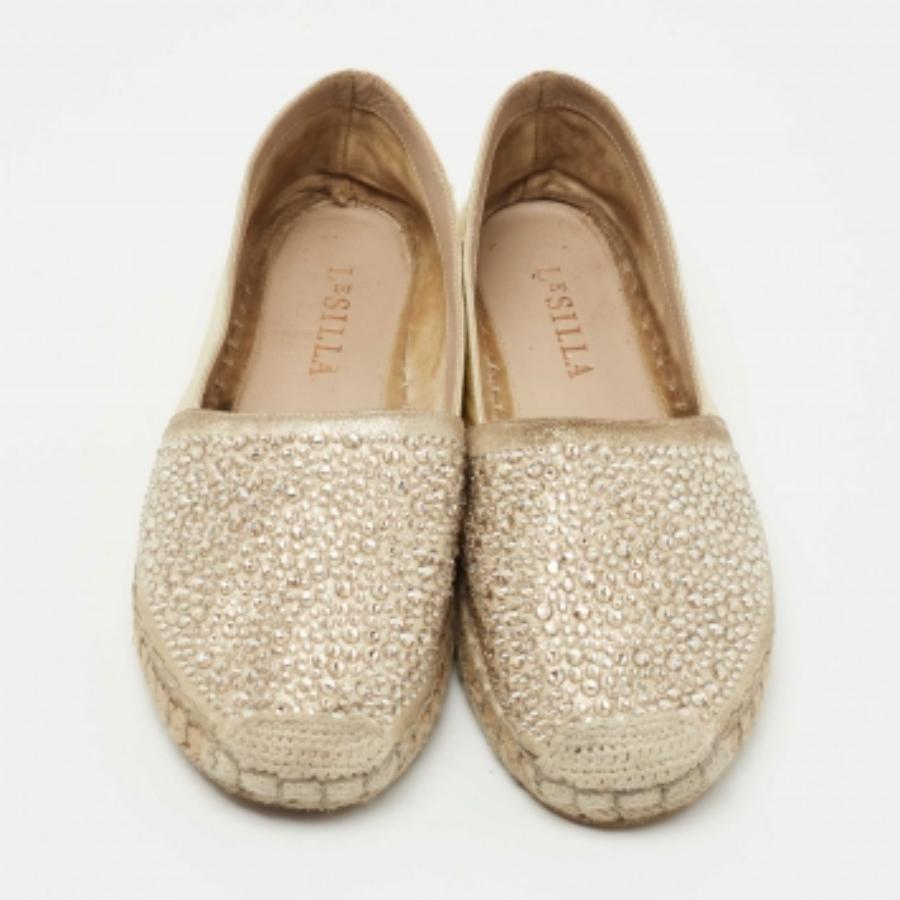 Le Silla Espadrilles flache Espadrilles aus goldenem Leder mit Kristallverzierungen, Metallic, Größe 36 im Zustand „Relativ gut“ im Angebot in Dubai, Al Qouz 2