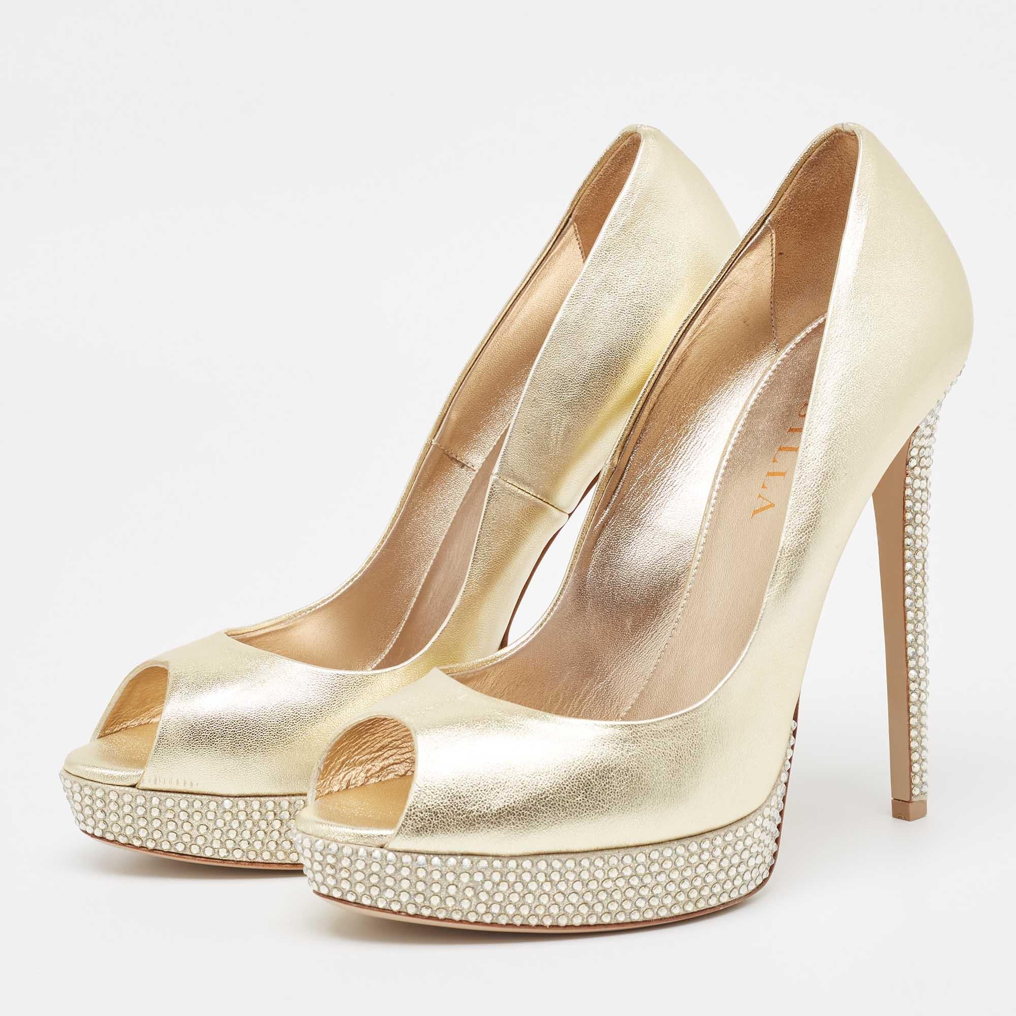 L'esterno in pelle dorata rende questo paio di décolleté Le Silla un accessorio ideale per le feste. Disegnata in una silhouette peep toe, la creazione è stata messa in risalto da tacchi e plateau impreziositi e presenta una suola in pelle.

