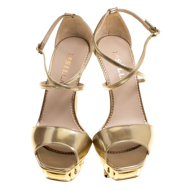 It's time to dance the night away in these shimmering metallic gold sandals from Le Silla. These Venus sandals are crafted from leather and feature an open toe silhouette. They flaunt a single strap across the vamps and cross ankle straps with