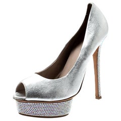 Plateau-Pumps mit Peep Toe aus Metallic-Silber und Leder mit Kristallverzierung, Größe