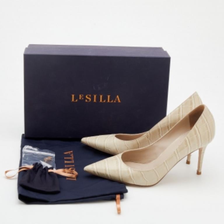 To gift you elegance, Le Silla brings you these gorgeous pumps. From their shape and classy finish to their overall appeal, they are utterly mesmerizing. The pumps come crafted from croc-embossed leather and designed with pointed toes and 8.5 cm