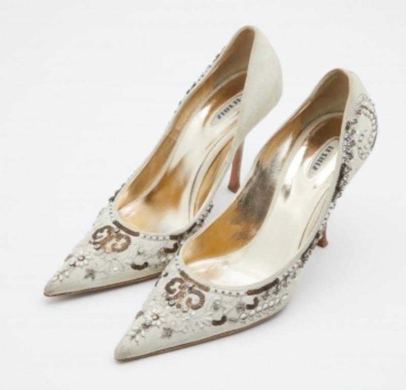 Sfoggiate uno stile elegante con questo paio di décolleté. Queste décolleté di design sono realizzate con materiali di qualità. Sono montate su suole resistenti e tacchi alti.