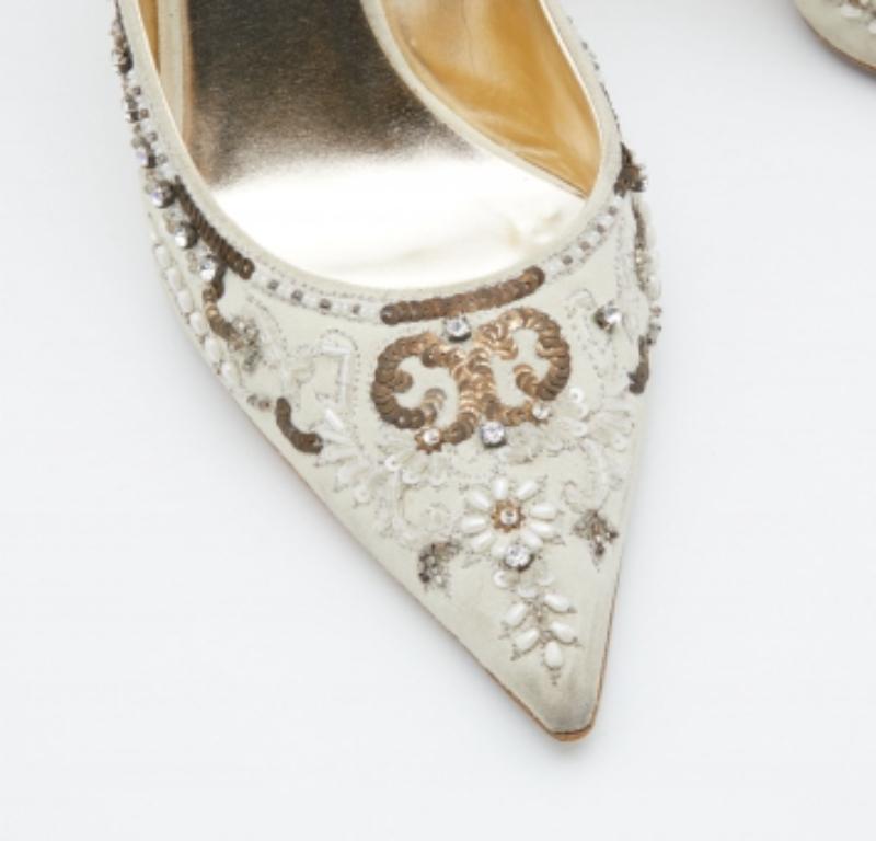 Le Silla Off White Suede Crystal Embellished Pointed Toe Pumps Taglia 40 In condizioni buone in vendita a Dubai, Al Qouz 2