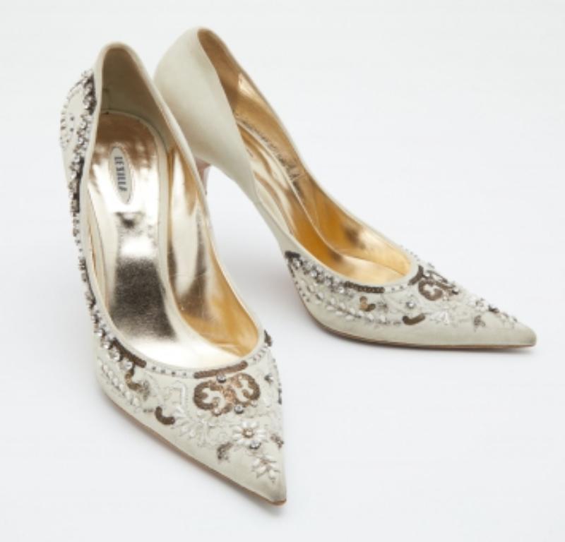Donna Le Silla Off White Suede Crystal Embellished Pointed Toe Pumps Taglia 40 in vendita