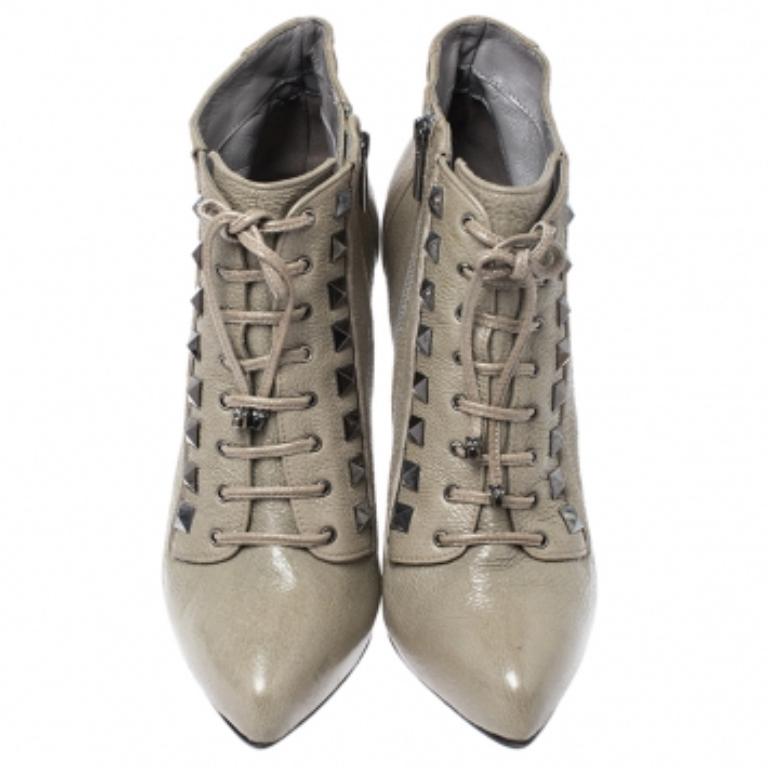 Donna Le Silla Olive Green Leather Studded Pointed Toe Lace Up Ankle Booties Taglia 38 in vendita