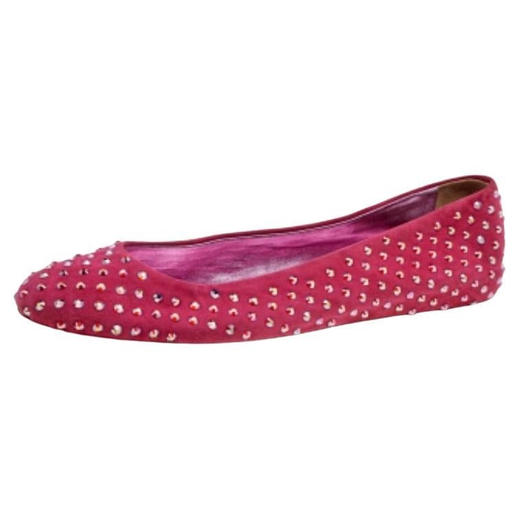 Ces ballerines Le Silla vous feront briller de mille feux ! Magnifiquement confectionnées en daim et rehaussées de cristaux, ces chaussures plates s'ajouteront à votre collection de chaussures.