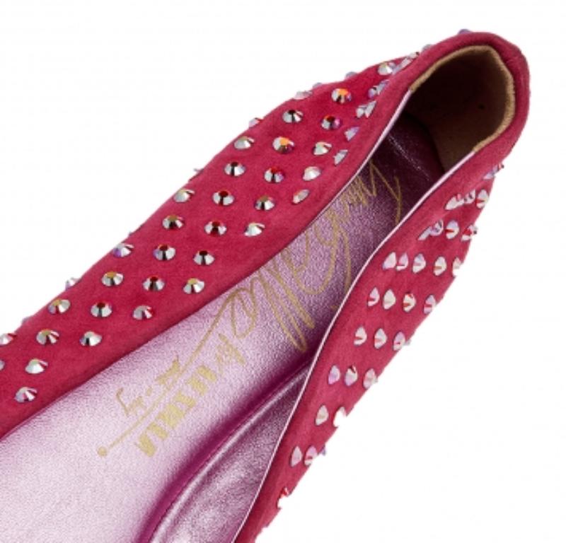 Le Silla Ballerines en daim rose ornées de cristaux, taille 39,5 Bon état - En vente à Dubai, Al Qouz 2