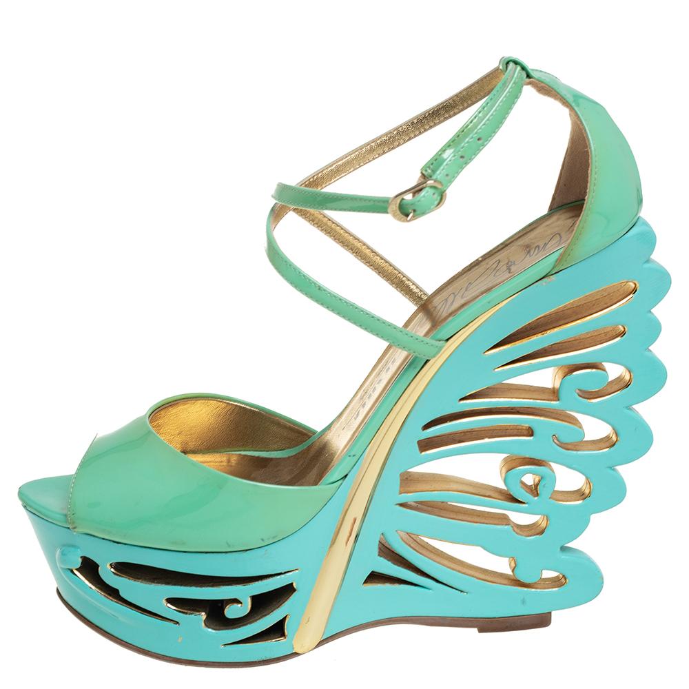 Let your feet be the center of attention as you walk in wearing the Le Silla pistachio green patent leather Butterfly sandals. The gorgeous leather body is offset with gold-tone hardware. The spotlight is however completely claimed by the very