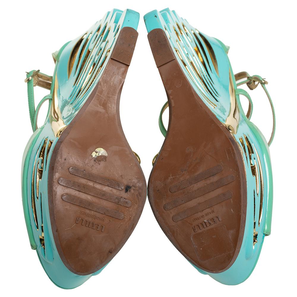Le Silla Pistachio Green Patent Leather Butterfly Wedge Sandals Size 39.5 In Good Condition In Dubai, Al Qouz 2