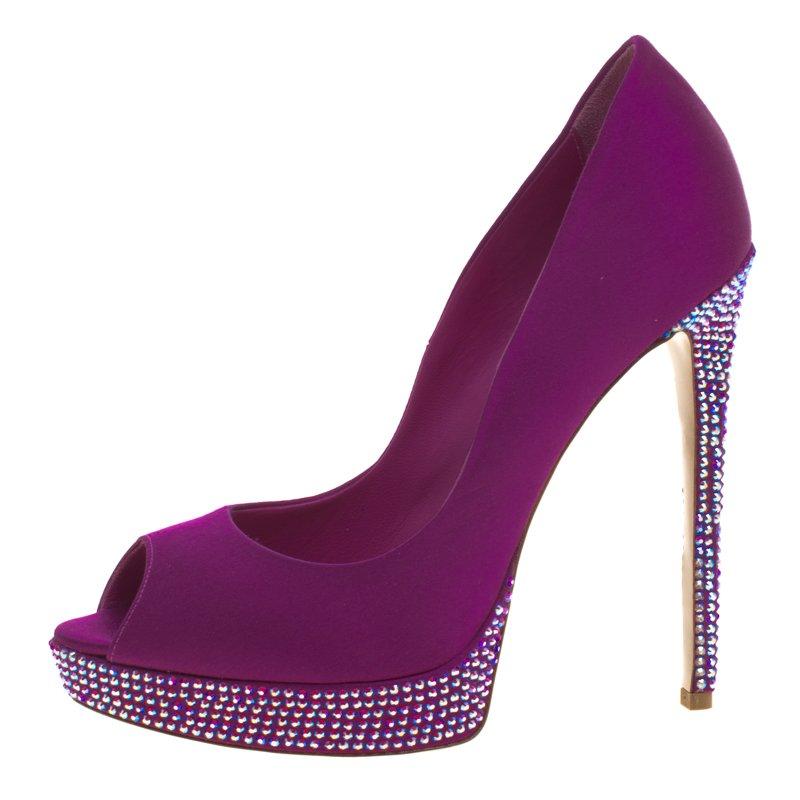How can one not fall in love with these pumps by Le Silla! They've been beautifully crafted from purple satin and lined with pretty crystals on the platforms and heels. The pumps carry a peep toe with leather insoles and they will perfectly