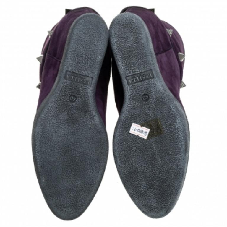 Ces bottes de Le Silla sont parfaites pour vous lorsque vous souhaitez donner une touche d'avant-garde à votre ensemble. Faites vôtres ces élégantes bottes en daim cette saison. La semelle en caoutchouc de ces bottes attirera tous les regards sur