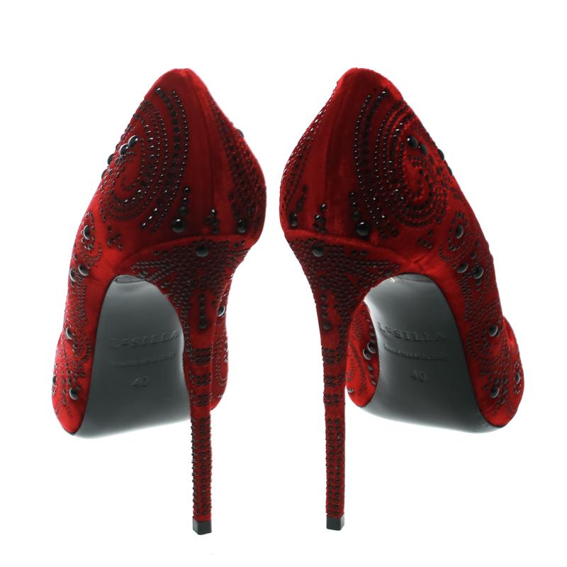 Le Silla Red Crystal Embellished Velvet Pointed Toe Pumps Size 40 In New Condition In Dubai, Al Qouz 2
