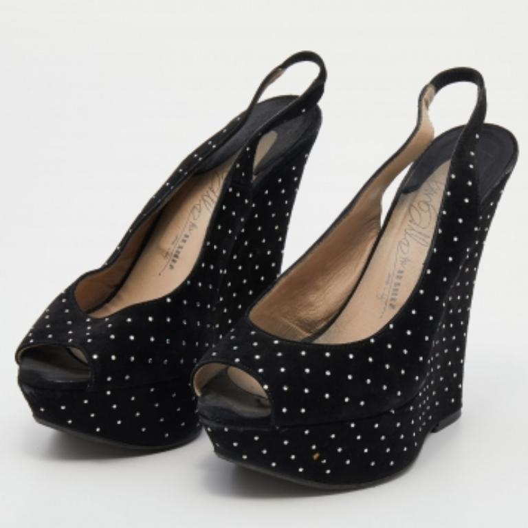 Ces jolis escarpins de Le Silla, ornés de cristaux, ne manqueront pas de susciter des regards admiratifs à chaque fois que vous les porterez ! Ces escarpins noirs ont été confectionnés en daim et sont dotés de bouts pointus. Ils sont équipés de