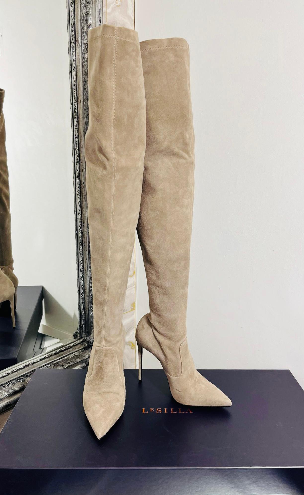 Le Silla Thigh-High Suede Boots

Beige, heeled 'Eva' boots designed with stretch, pull-on style.

Detailed with pointed toe and high stiletto heel.

Size – 36

Condition – Excellent/Brand New

Composition – Suede

Comes with – Box