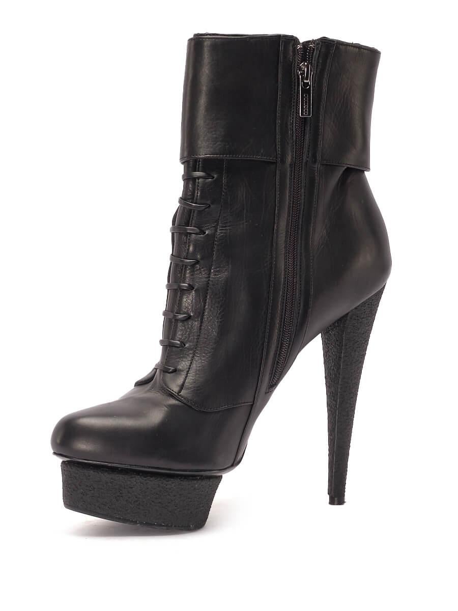 CONDITION is Very Good. Minimal wear to boots is evident. Minimal wear to the exterior leather where indent can be seen on the right boot of this used Le Silla designer resale item.   Details  Black Leather Laced ankle boots Almond toe High platform