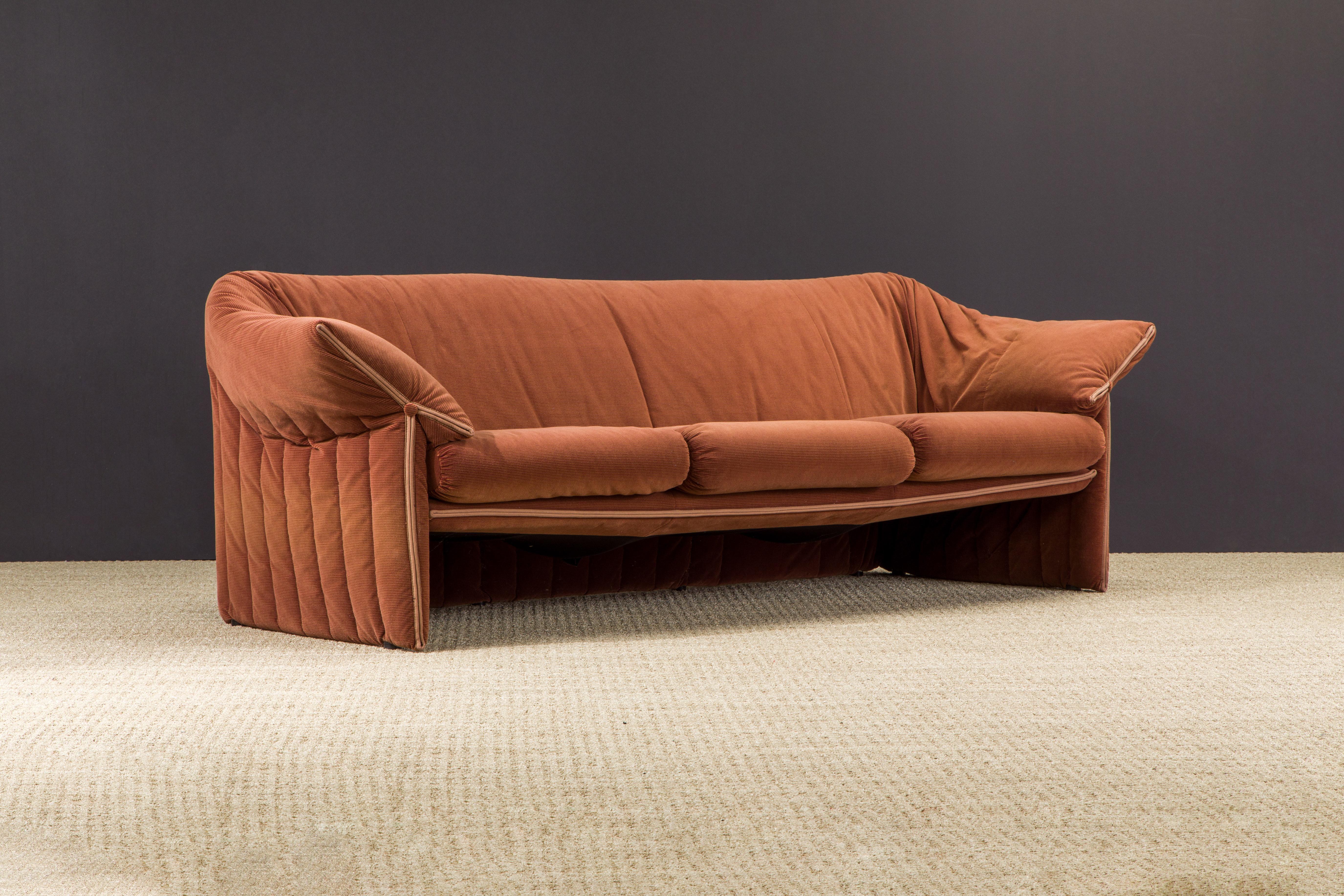 This fantastic three seat 'Le Stelle' sofa by Mario Bellini for B&B Italia was designed in 1974, this early production (original) example is from mid to late 1970s, with soft, cozy and comfortable brown fabric with contrasting piping. Excellent