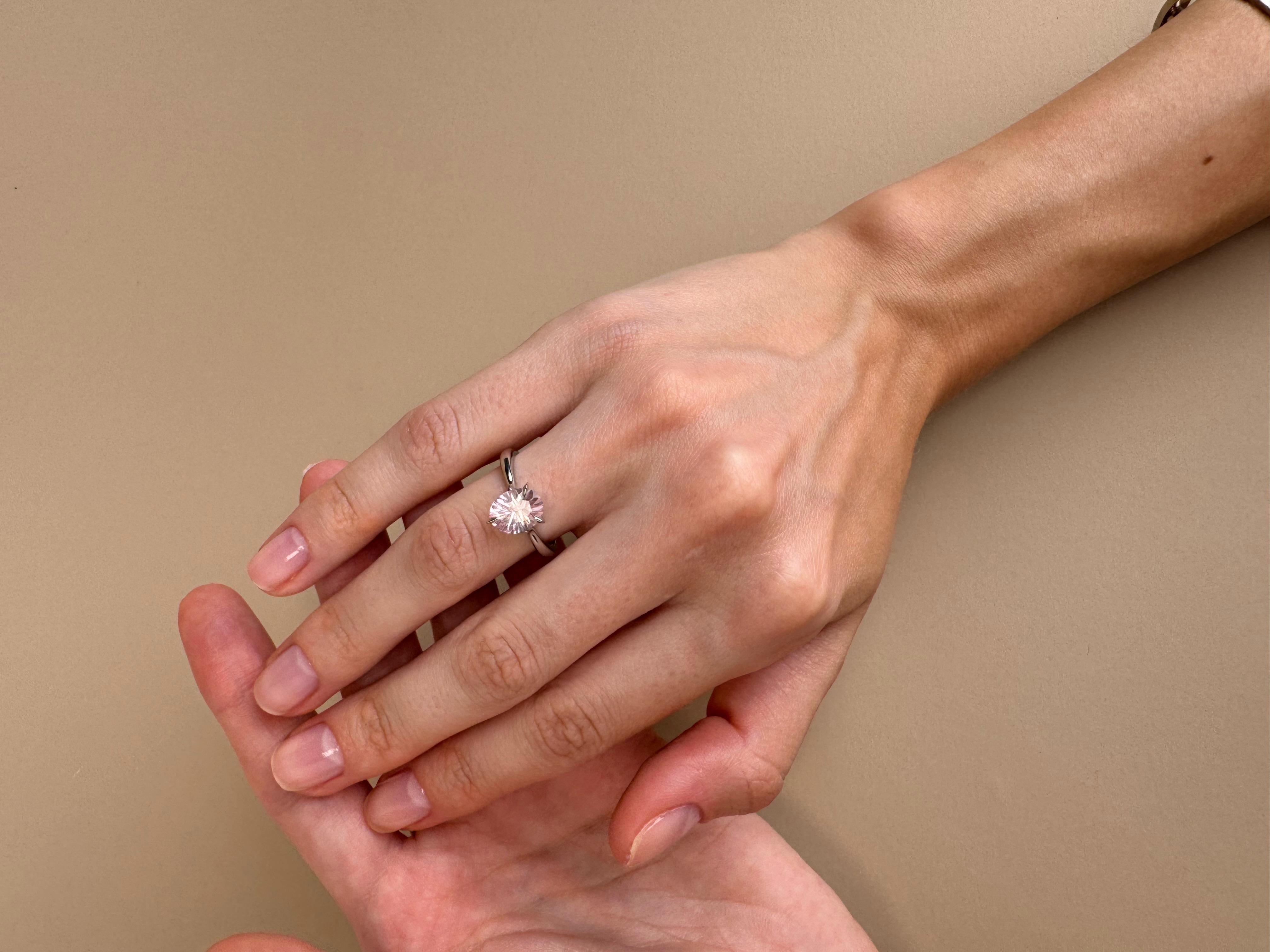 in vendita:  Anello di fidanzamento in platino con morganite - Solitario moderno con un abbagliante taglio Optix 4